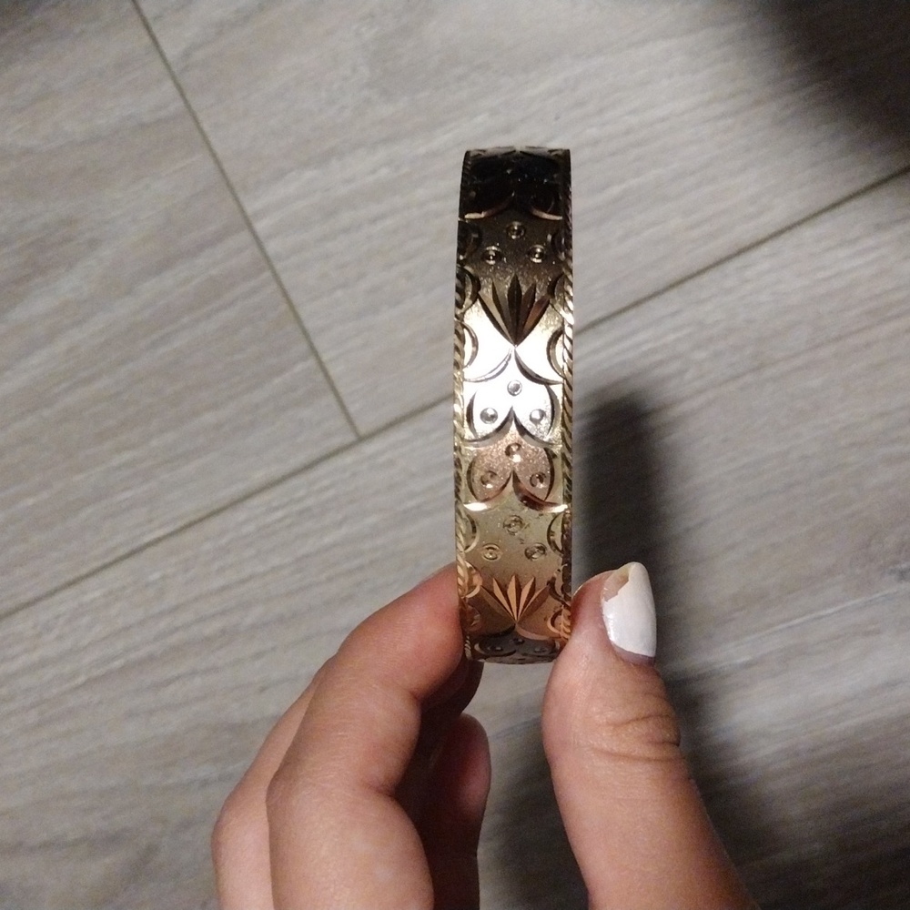 Bangle bracelet